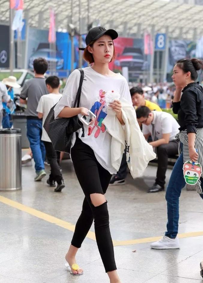 尽显|街拍：仪态万千的小姐姐，潮流时尚的穿搭，尽显优雅的女神范儿
