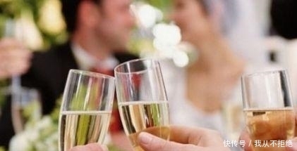 跟领导|和重要领导吃饭,学会5句敬酒话就够了,保证领导对你刮目相看!