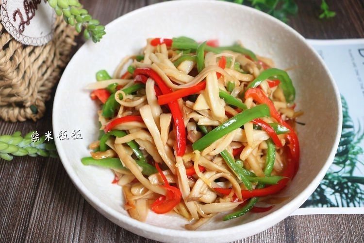 多汁|这三样一起炒,又鲜又脆,吃一口鲜嫩多汁,比肉嚼起来更香