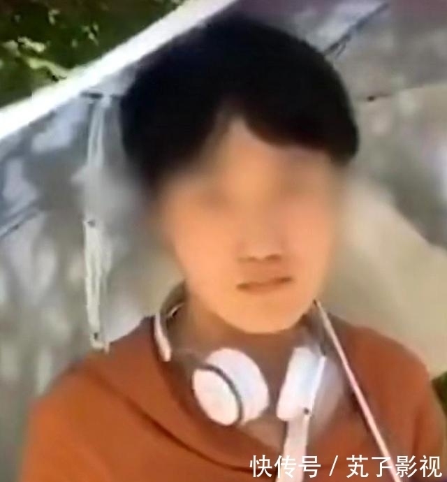  垃圾桶|“手欠”女游客接二连三推倒告示牌，连垃圾桶都不放过，后续来了