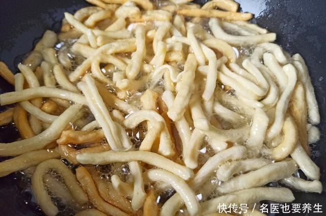  做法|这才是沙琪玛的传统做法，百吃不厌的小零食，色泽金黄，甜而不腻
