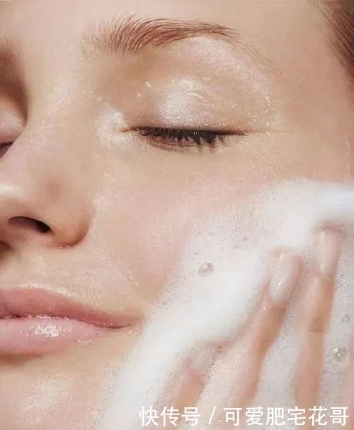  皮肤|常戴口罩一不小心惹上痘痘和起皮？打响紧急护肤战！