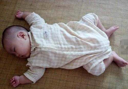 宝宝|新生儿“投降式睡姿”会累吗了解真相后,妈妈再也不给宝宝纠正了