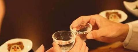 杯水|喝白酒时,为何手旁边要放“1杯水”老酒鬼不会说出其中奥秘