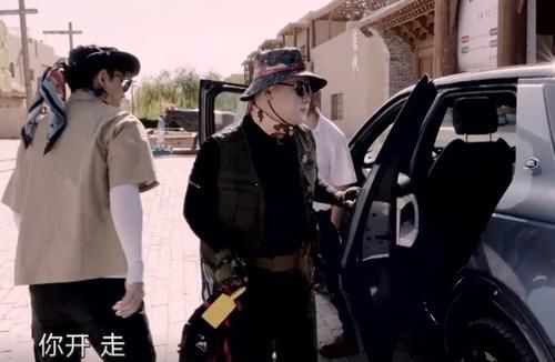 导演|岳云鹏和贾乃亮抢节目组的车,导演态度引热议终于像鸡条了