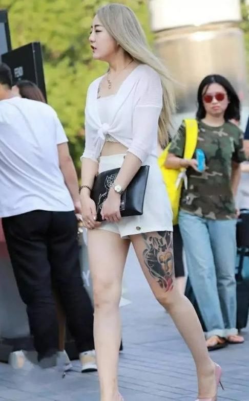 独特|街拍：小美女高端而优雅，彰显独特个性的时尚感