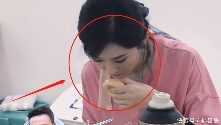  是装不|赵丽颖做美食发现桃子坏了，看清她的处理方法，素养是装不出来的