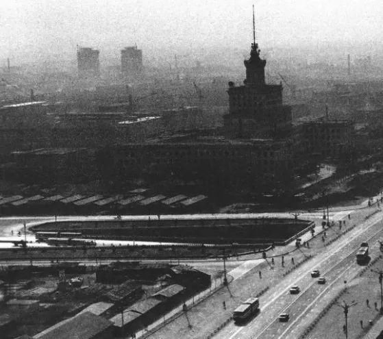 大街|1979年老照片：行人过马路走斑马线，当时大街上还是以自行车居多