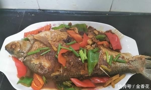 鱼刺|鱼刺卡在喉咙里,别再喝醋吞米饭了,教你1招,让鱼刺自己跑出来