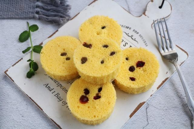  香甜|极简版蒸糕，4个鸡蛋1把面粉，不用油上锅蒸，香甜软糯味道好