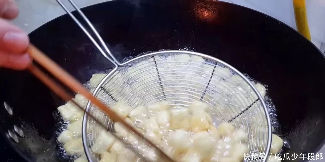 零食|5个鸡蛋,1斤面粉,锅里一炒,做出创意小零食,比蛋糕好吃十倍