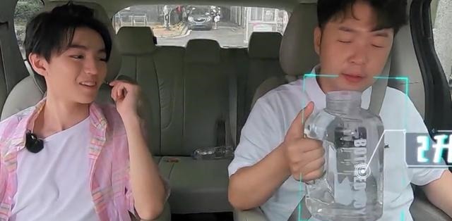 带火|《中餐厅》王俊凯回归接受最重任务,带火的大水壶是被杜海涛种草