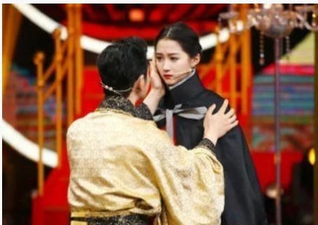  关晓彤|黄晓明将关晓彤搂入怀中，谁注意到她的手放哪素质是装不出来的