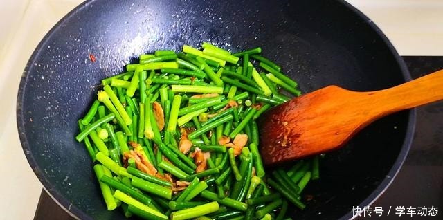 大厨|炒蒜苔，最忌切完直接炒，大厨教你一妙招，蒜苔又脆又绿还更入味
