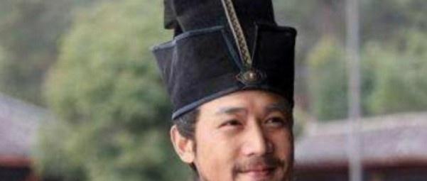 皇帝|皇帝偷偷在宰相衣服上烧个洞,过一年发现洞还在,下令打开国库