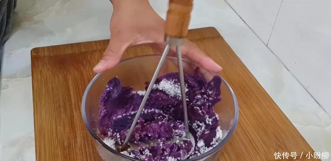  不用|1斤面粉, 4个紫薯, 不用一滴水, 平底锅做的小面包, 边吃边流口水