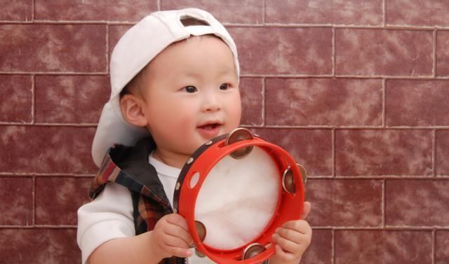 男孩|公共汽车上，男孩屡次踢踹乘客，教育无果后，受害人的反击太残忍