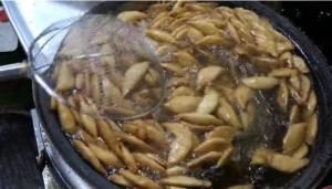 街头|大叔街头卖“稀罕”小吃,20元3份,每天5锅不够卖,游客却不愿吃