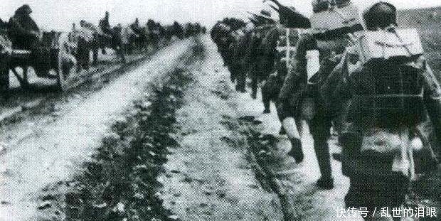 个个|日本鬼子个个脚穿笨重的大皮靴, 为何反而跑得比国军快?