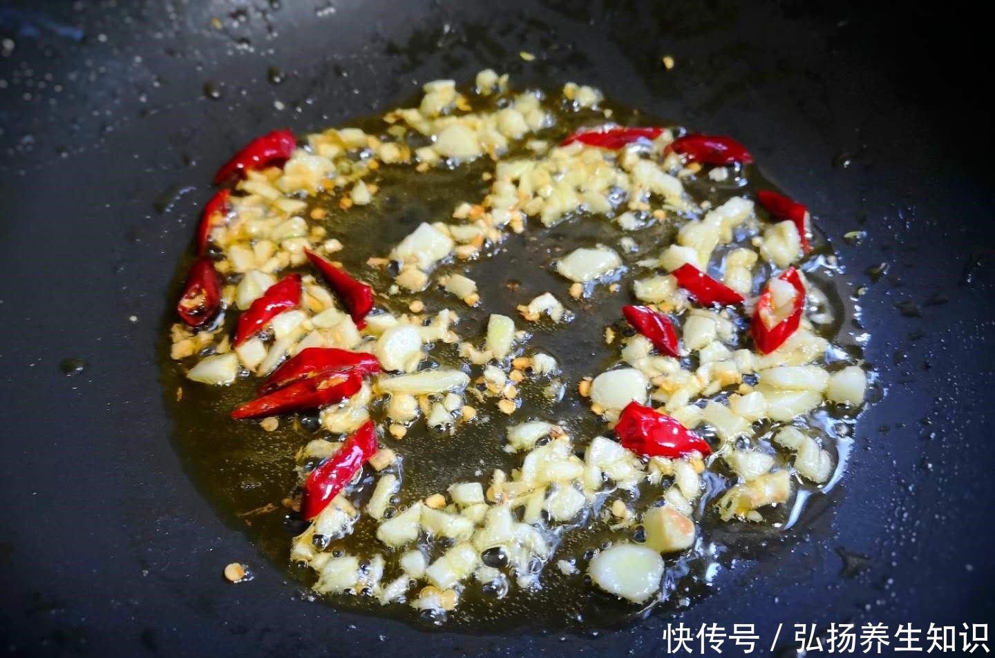 好吃|这俩食材是绝配,一香一鲜,简单一炒,比肉还好吃,多吃不长肉!