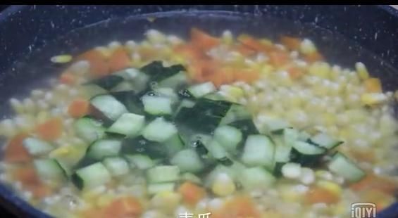 小琳美味|玉米加黄瓜和胡萝卜这样做,真的很好吃,大人孩子都喜欢