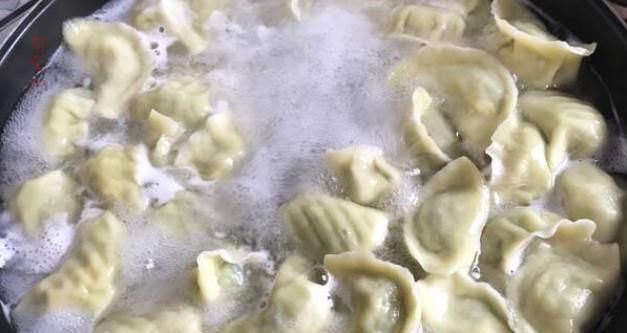 正确|包芹菜饺子,有人焯水,有人直接包大厨都不对,教你正确做法