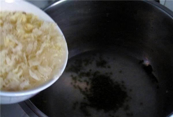 放糖|炖银耳汤直接放糖就大错特错了多加这“1步”,银耳羹清甜粘稠