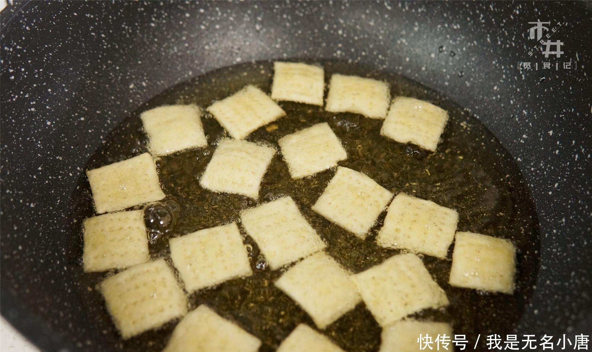 停不下来|小米别熬粥了,加个鸡蛋,配点面粉,咬一口嘎嘣脆,吃的停不下来