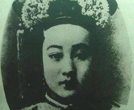 光绪皇帝|八国联军兵临城下,急于逃命的慈禧为何不忘将珍妃丢进井中淹死?
