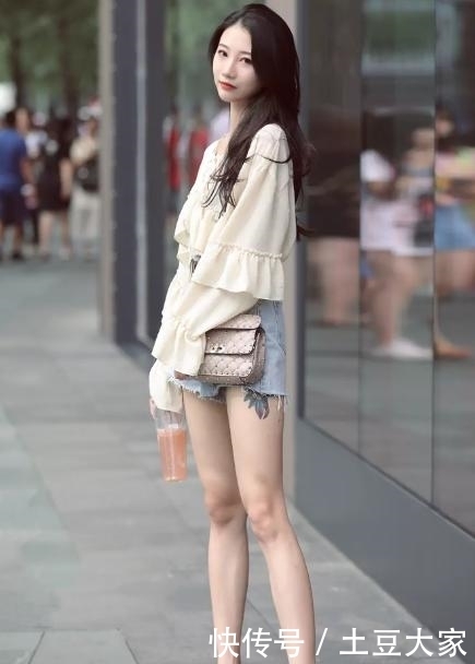 小姐姐|街拍:图三穿黑色超短裤的小姐姐,一双大长腿惹眼球!