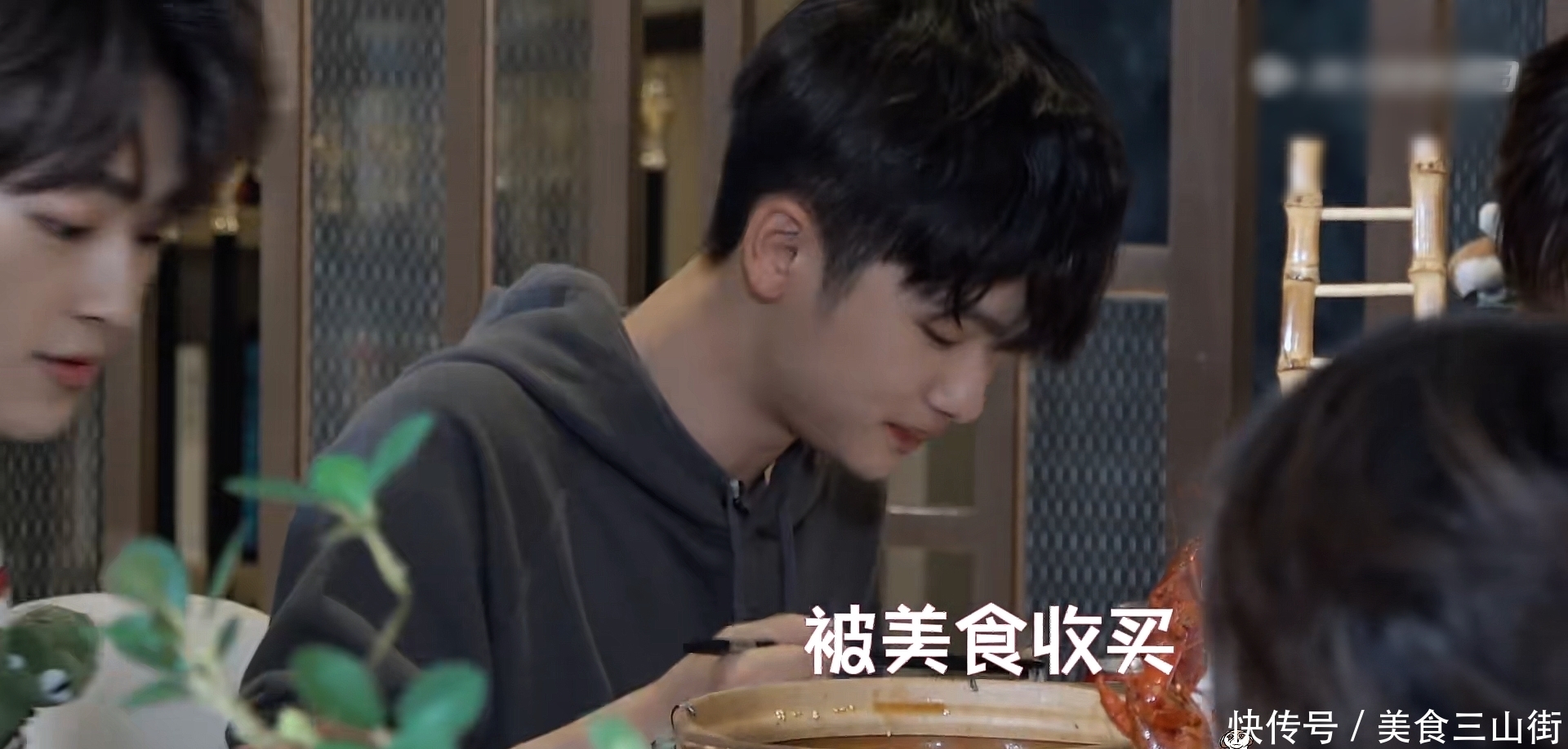 演唱会|当R1SE看自己的演唱会时,好兄弟之间相互精准吐槽,太好笑了