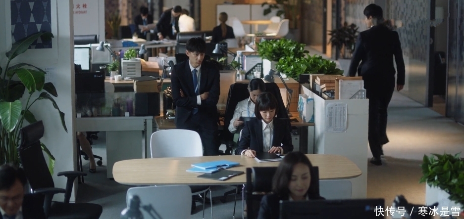 底线|三十而已:钟晓阳追求晓芹有底线尺度,细节剧情说明他有隐藏身份