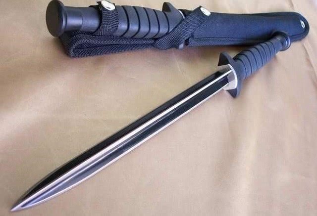  刺刀|全球最“毒”军刀第一名被禁用，比我国56式三棱刺刀还“变态”