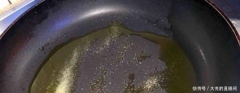 鱼刺|鱼刺卡在喉咙里,喝醋也不行,教你1招,鱼刺自己跑出来,快收藏