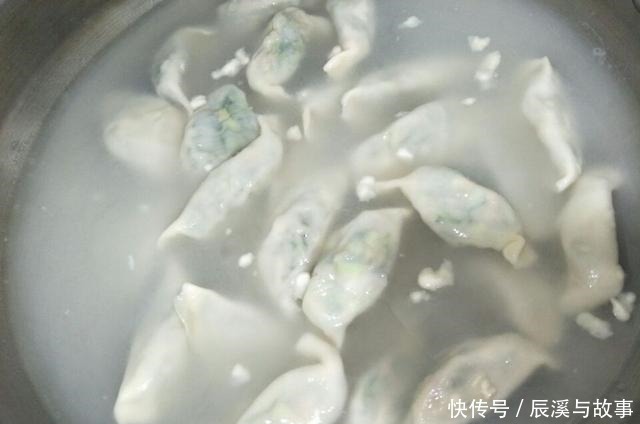 搅拌均匀|春天吃饺子,就爱这个馅,清香不油腻,鲜到流口水