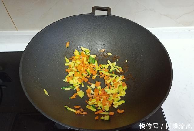 却说|今天晚餐只有1碗剩米饭,晒朋友圈,网友却说:太豪华了