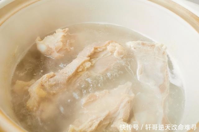 浓肉|做羊肉汤时,千万别乱放调料,记住两点,羊肉汤浓肉香还不膻