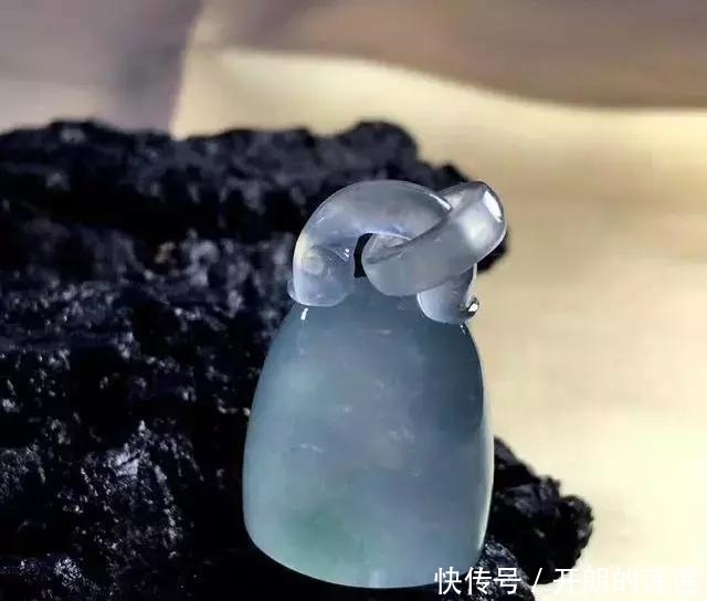 老大爷|老大爷嫌自己佩戴的翡翠水头不太好，用水一泡后，一看吓了一跳！