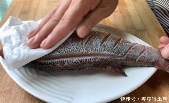 千万别|煎鱼千万别直接下锅,多加这一步既不粘锅也不破皮,好看又好吃