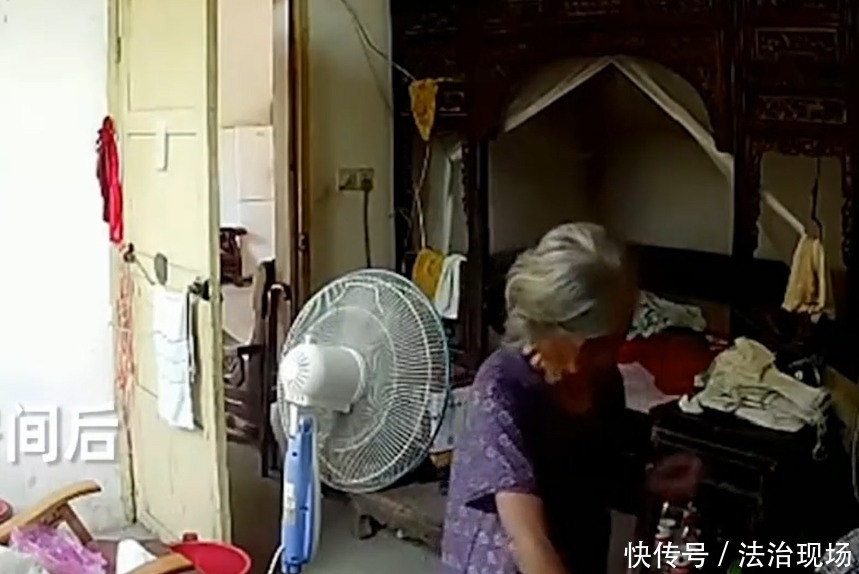 房间内|推销女子进屋讨水喝，老人热情招待反被骗，监控拍下无耻一幕！