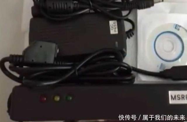  发现|几名男子发现取款机秘密, 狂刷29万, 还猖狂地对着监控抽烟……！