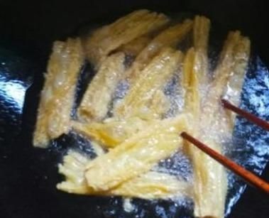 大厨|腐竹不要直接用清水泡大厨教你1招，1分钟泡发，美味又筋道