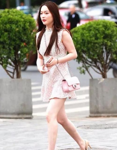 白色|街拍天生丽质的小姐姐,一条白色的连衣裙,时尚女神魅力