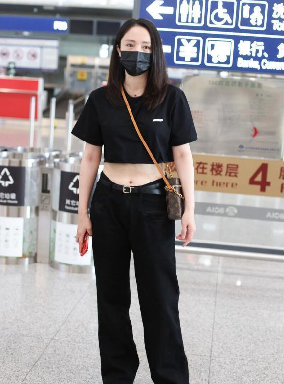 董璇|本以为奔四董璇很普通,看到衣摆后太时髦,露出小蛮腰太吸睛