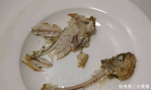 喉咙|鱼刺卡在喉咙里,不要再喝醋了,教你一招,让鱼刺自己跑出来!