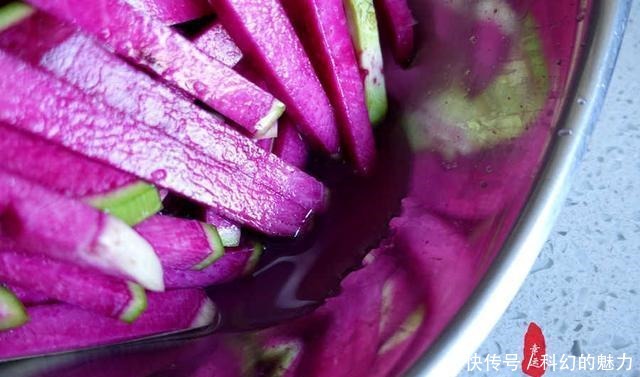 爽脆|腌好的心里美萝卜,爽脆有韧性,颜色也美,吃起来特爽快