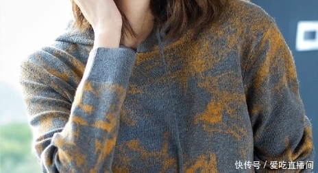 毛衣|刚入秋,别着急买毛衣!新款卫衣未上先火,洋气减龄买它错不了