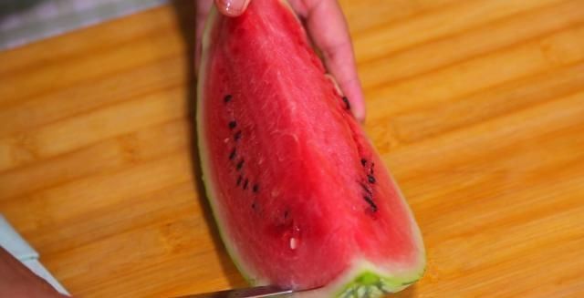 动作|开启吃西瓜的创意新方式用这三个动作切西瓜它不脏也不流果汁