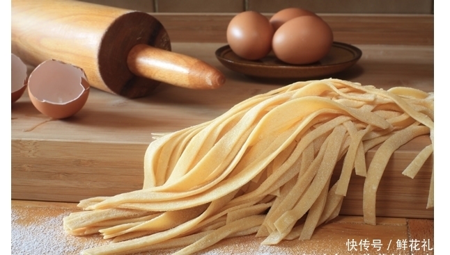 米饭中|经常吃大米饭和经常吃面条有什么区别?知道了更好放心吃