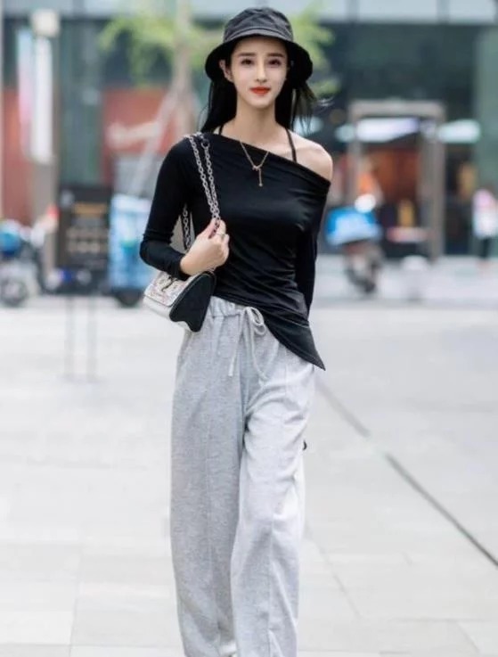  休闲|街拍：面带微笑气质文雅的美女，棕色的休闲短装帅气大方